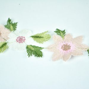 Banda decorativa cu flori macrame - Alb-roz 4 Banda decorativa cu flori macrame - Alb-roz