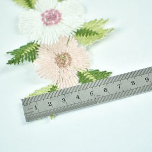 Banda decorativa cu flori macrame - Alb-roz 2 Banda decorativa cu flori macrame - Alb-roz