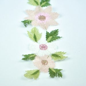 Banda decorativa cu flori macrame - Alb-roz 3 Banda decorativa cu flori macrame - Alb-roz