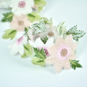 Banda decorativa cu flori macrame - Alb-roz