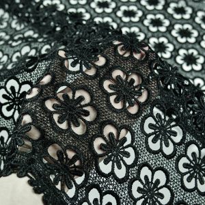Dantela brodata cu flori - Negru 1 Dantela brodata cu flori - Negru