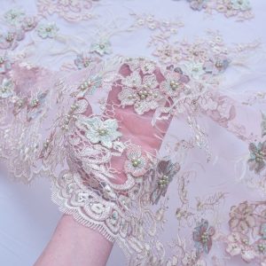 Dantela Roz cu Pene