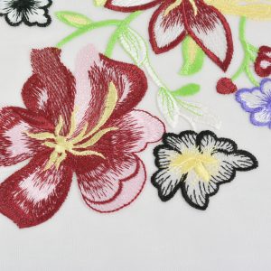 Dantela brodata - Alb cu flori multicolore 2 Dantela brodata - Alb cu flori multicolore