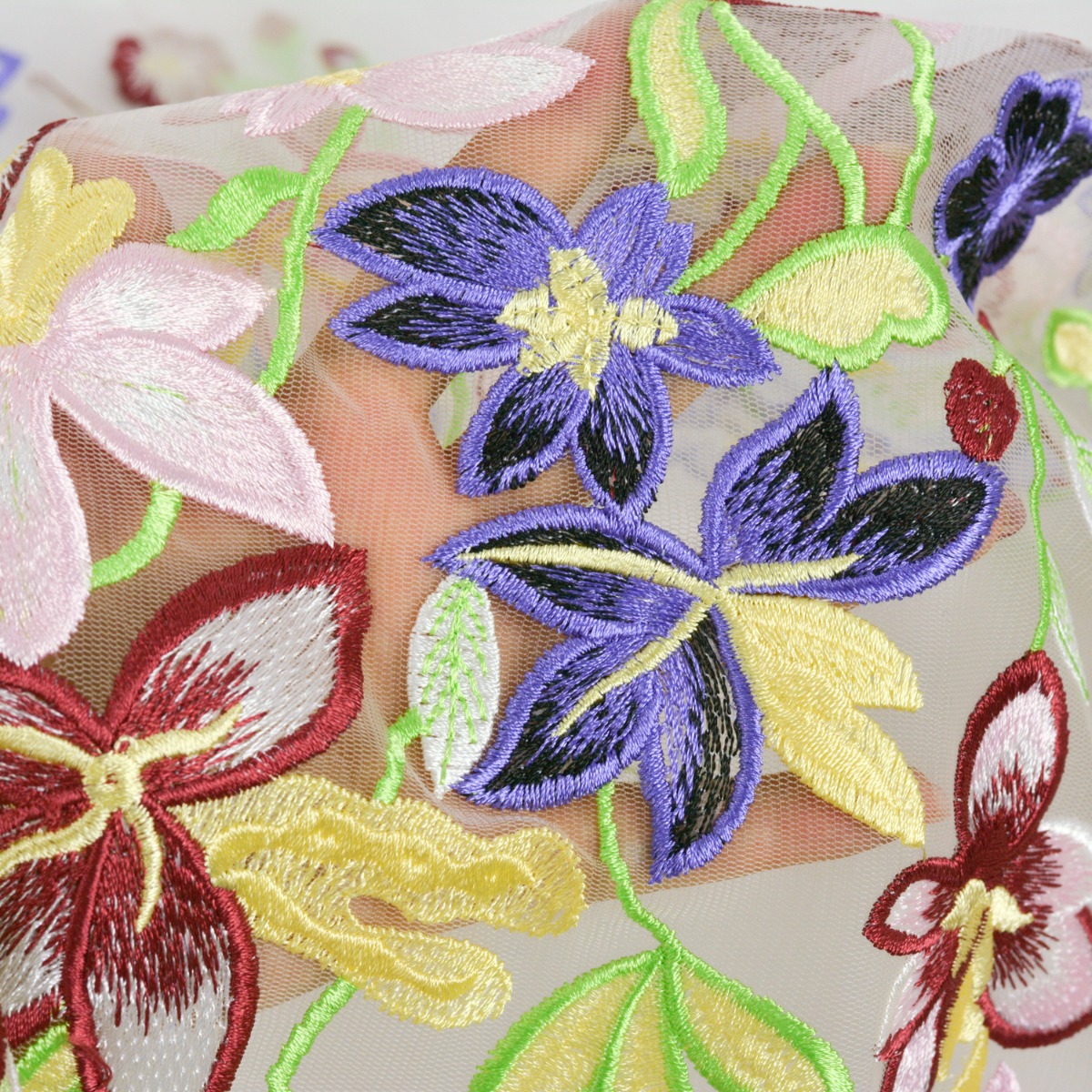 images Dantela brodata - Alb cu flori multicolore