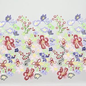 Dantela brodata - Alb cu flori multicolore