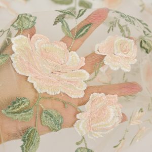 Dantela brodata - Crem cu trandafiri 3 Dantela brodata - Crem cu trandafiri