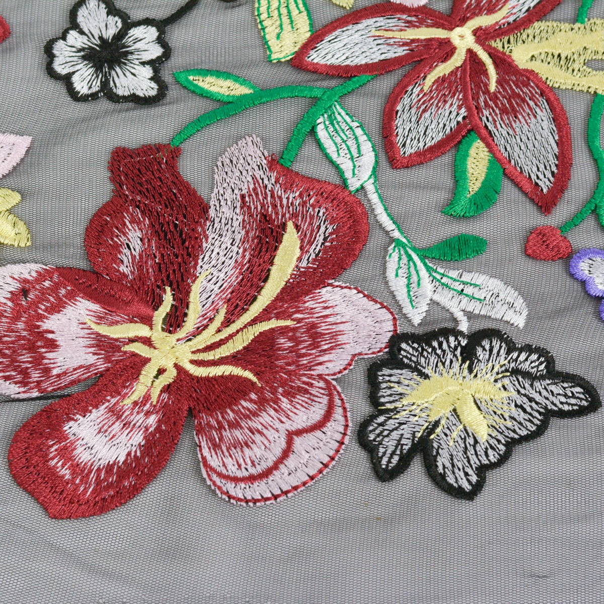 images Dantela brodata - Negru cu flori multicolore