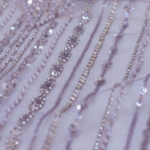 Dantela mov cu aplicatii de margele, perle si paiete