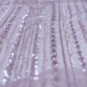 Dantela mov cu aplicatii de margele, perle si paiete