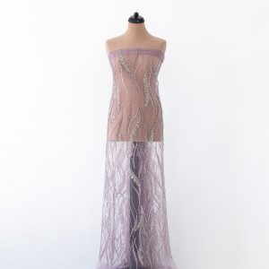 Dantela mov deschis cu aplicatii de margele, perle si paiete