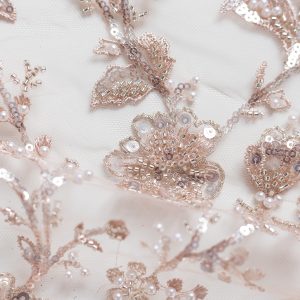 Dantela nude rose cu flori accesorizata cu perle si paiete