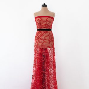 Dantela rosie cu flori accesorizata cu siraguri de margele si perle