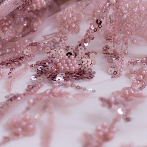 Dantela roz accesorizata cu paiete, perle si margele 6 dantela roz accesorizata cu paiete perle si margele 10