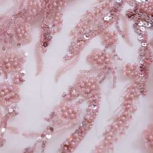 Dantela roz accesorizata cu paiete, perle si margele 5 dantela roz accesorizata cu paiete perle si margele 9