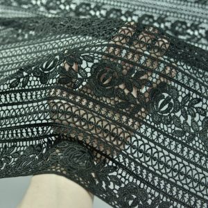 Dantela brodata - Negru cu motive florale 2 Dantela brodata - Negru cu motive florale