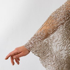 Dantela gri cu pietre, perle si margele