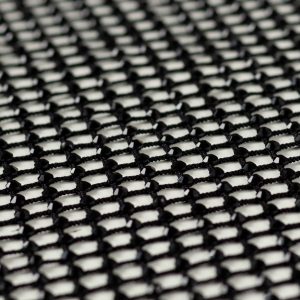 Plasa neagra cu pietre