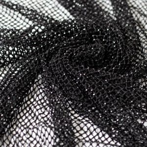 Plasa neagra cu pietre