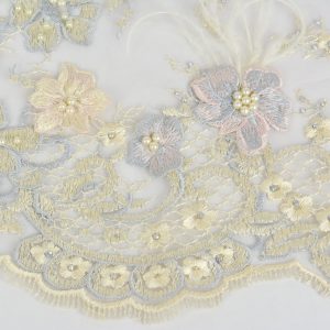 Dantela cu pene de strut si perle