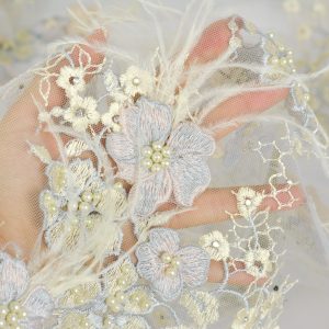  Dantela cu pene de strut